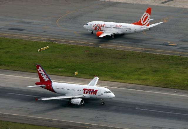 Aviões nas pistas do aeroporto de Congonhas