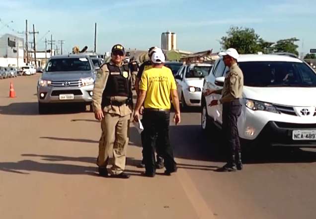 Avisar motoristas onde tem blitz da polícia é crime e pode ajudar bandidos Avisar motoristas onde tem blitz da polícia é crime e pode ajudar bandidos