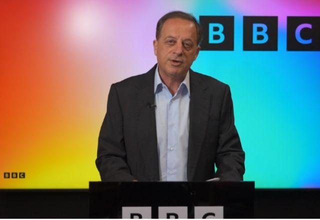 Richard Sharp renuncia. Presidente da BBC foi apontado em caso de conflito de interesses ao emprestar dinheiro para o ex-primeiro-ministro Boris Johnson | Reprodução/BBC
