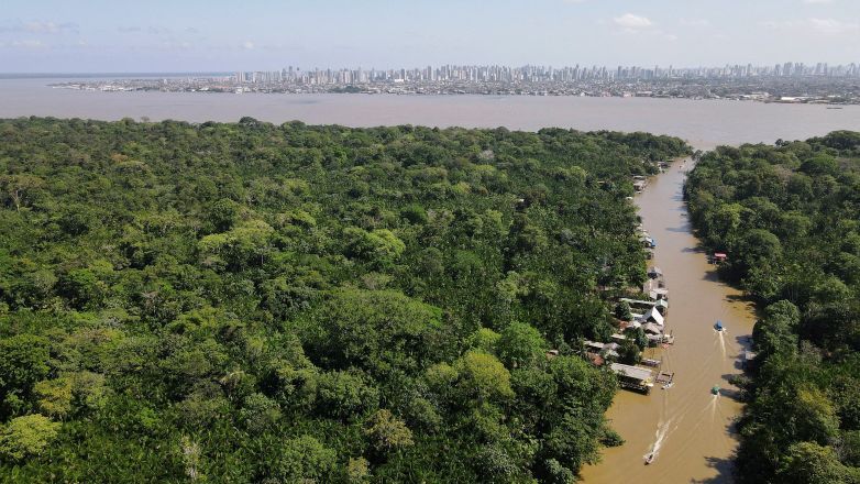 Floresta amazónica e a cidade de Belém ao fundo | REUTERS/Anderson Coelho/Foto de arquivo