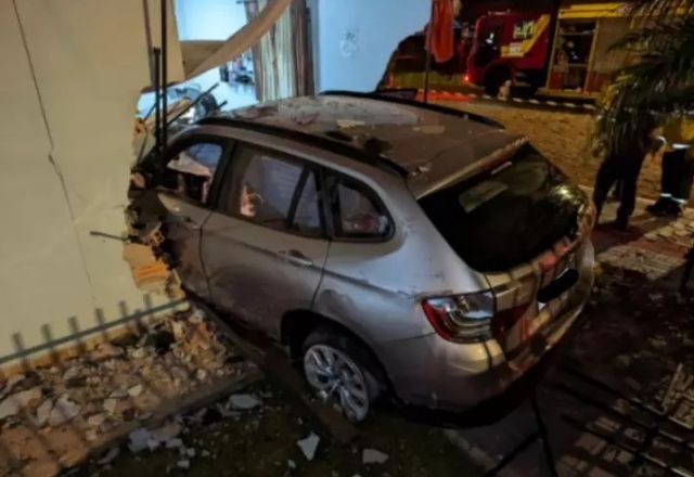 BMW invade casa em Santa Catarina | Foto: PMSC