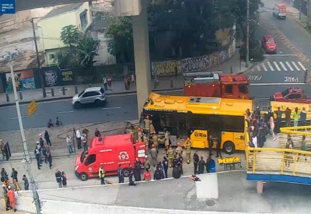 Veículo do sistema BRT colide contra pilar do Gasômetro | Reprodução/COR