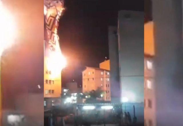 Balão em chamas cai em prédio
