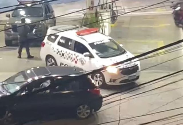 Viatura da polícia em posto de combustível em que homem foi baleado | Reprodução