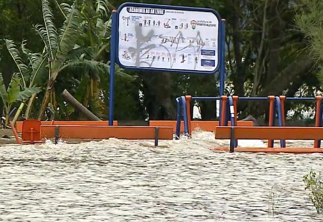 Bancos submersos, água, aparelhos de ginástica na água