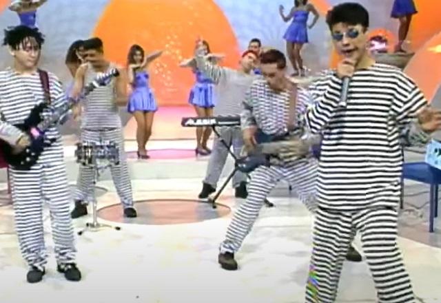 Banda Mamonas Assassinas em apresentação no palco do Domingo Legal (SBT)