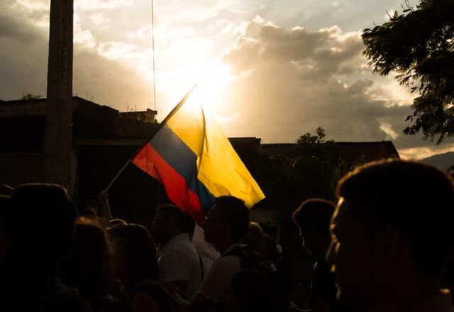 Assassinato de membros de campanha abala eleição presidencial na Colômbia a duas semanas do pleito Assassinato de membros de campanha abala eleição presidencial na Colômbia a duas semanas do pleito