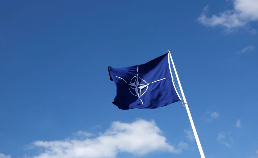 Bandeira da Otan na sede da aliança militar em Bruxelas | 02/04/2025/Reuters/Yves Herman
