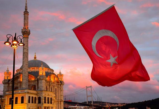 Bandeira da Turquia durante o final de tarde