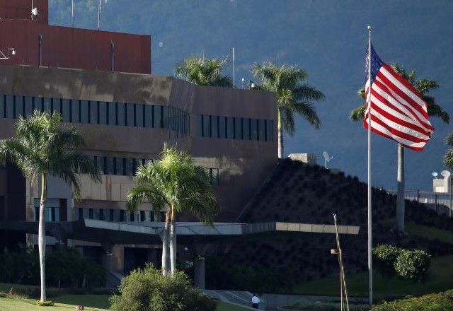Bandeira dos EUA na embaixada do país em Caracas | 24/1/2019/Reuters/Carlos Garcia Rawlins