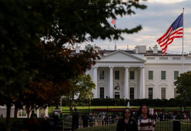 Bandeira dos Estados Unidos em frente à Casa Branca, em Washington | 24/10/2025/Reuters/Kylie Cooper