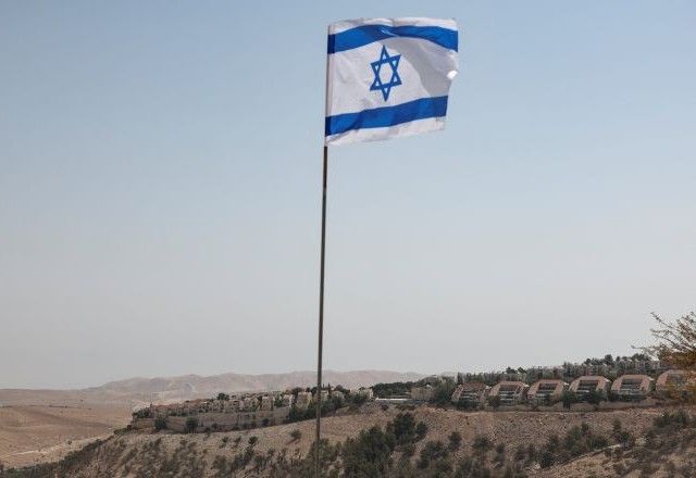 Bandeira israelense na Cisjordânia ocupada por Israel | 14/8/2025/Reuters/Ronen Zvulun