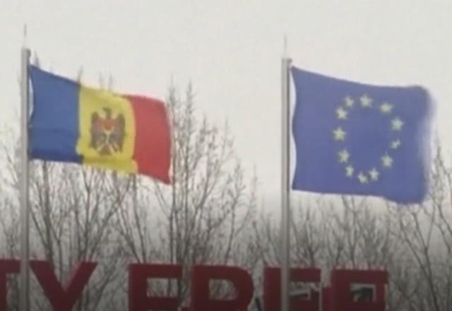 Bandeiras da Moldávia e da União Europeia