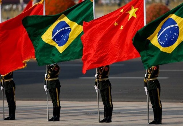 Bandeiras do Brasil e da China por ocasião de visita do presidente Lula a Pequim | 13/05/2025/Reuters/Tingshu Wang