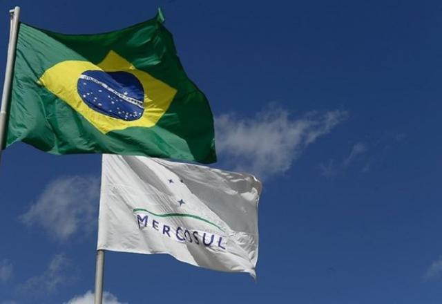 Bandeiras do Brasil e do Mercosul