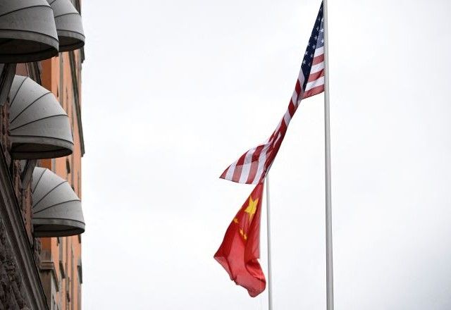 MundoEUA e China retomam negociações na Suécia para aliviar hostilidades tarifáriasReuniões podem não gerar grandes avanços imediatos, mas lados podem concordar com outra prorrogação de 90 dias da trégua tarifária firmada em meados de maio