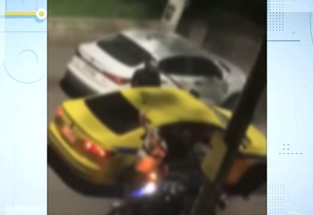 Bandidos cercando veículo no meio da rua