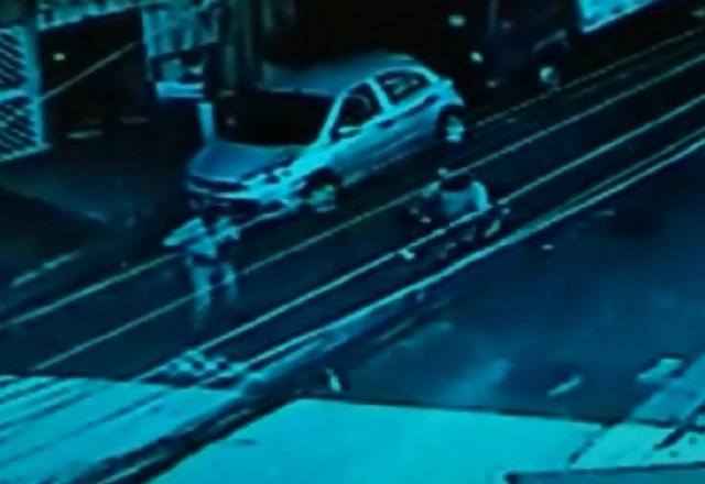 Bandidos em fuga de moto depois de roubarem vacinas em posto de saúde em SP