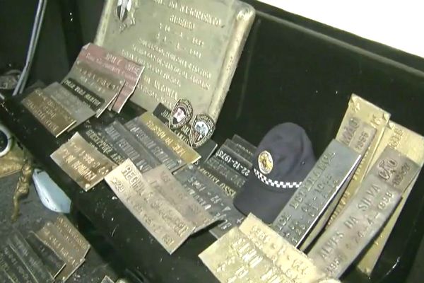 Bandidos invadem cemitério e roubam placas de bronze dos túmulos
