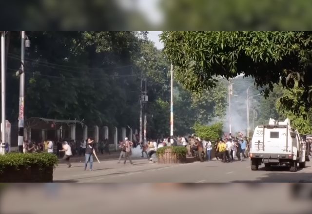 Manifestantes em conflito com autoridades em Bangladesh | Reprodução/SBT