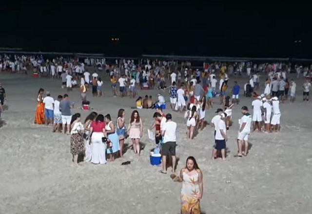 Banhistas se aglomeram na virada do ano em praia do Guarujá (SP)
