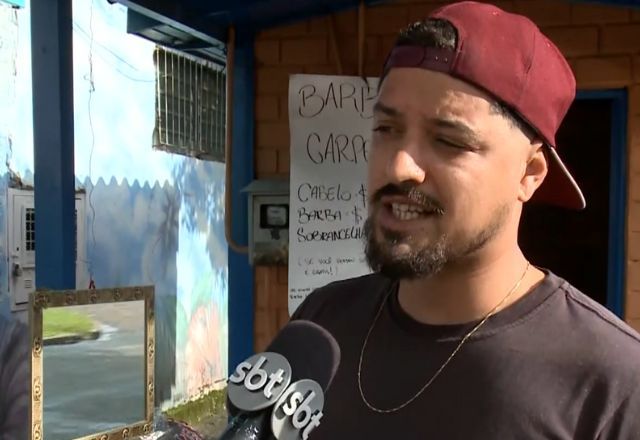 Barbeiro faz de um ponto de taxi sua barbearia no RS | Reprodução