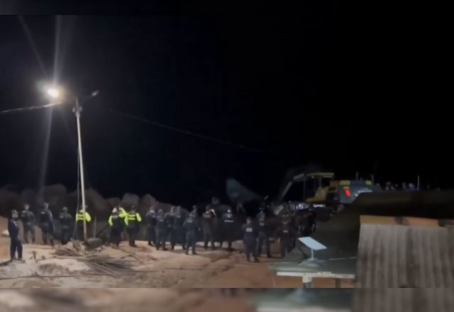 Barco com corpos à deriva é colocado em terra firme e enviado para perícia no Pará