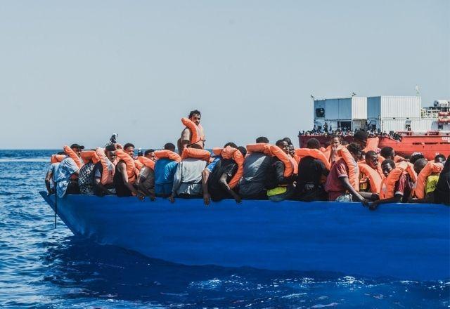 Barco com migrantes | Reprodução