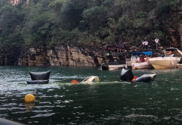 Barco destruído após impacto; na imagem, ele aparece 'boiando' na água