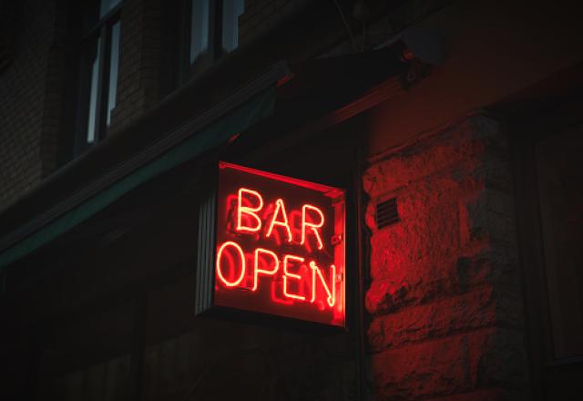 Bares e Restaurantes (Unsplash)