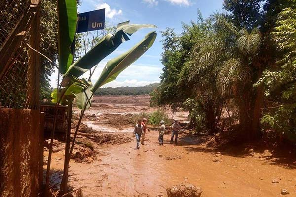 Barragem rompe e lama invade Brumadinho, em Minas Gerais Barragem rompe e lama invade Brumadinho, em Minas Gerais