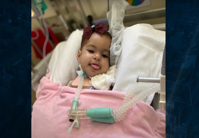 Bebê com doença de pompe, que afeta sistema neuromotor