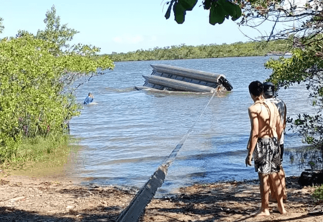 Catamarã virou na tarde deste domingo (15) | Buscas pela bebê duraram 1 hora | Divulgação/CBMSC
