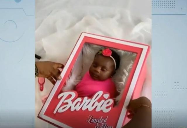 Bebê é colocada dentro de caixa da Barbie em ensaio fotográfico com temática Barbie