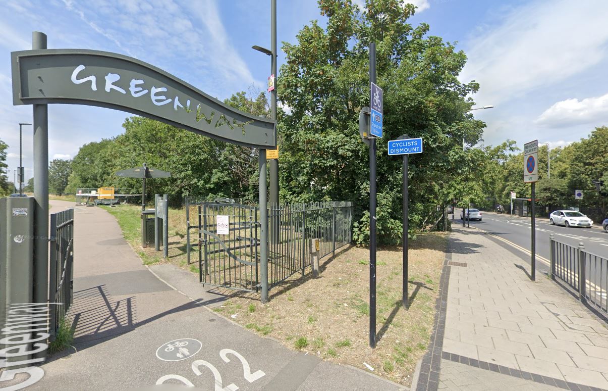 Bebê foi encontrado dentro de uma sacola plástica deixada próxima ao parque Greenway, em Londres | Reprodução/Google Maps