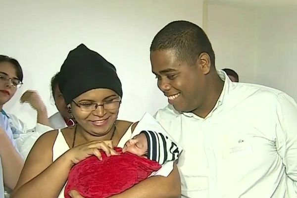 Bebê que nasceu após mãe ser baleada na cabeça recebe alta Bebê que nasceu após mãe ser baleada na cabeça recebe alta
