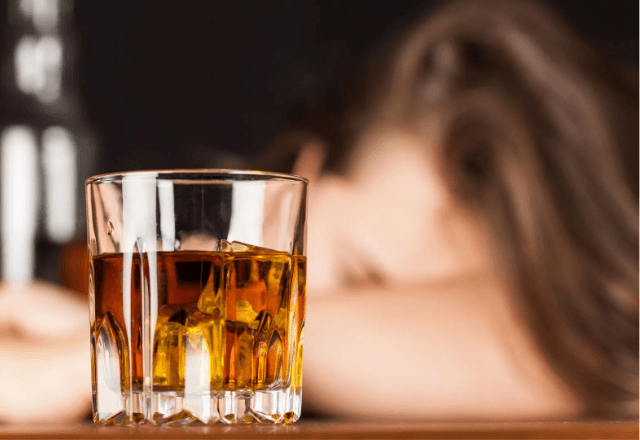 PF investiga fábrica suspeita de produzir bebidas adulteradas com metanol em SC | Divulgação/Banco de Imagens/Canva