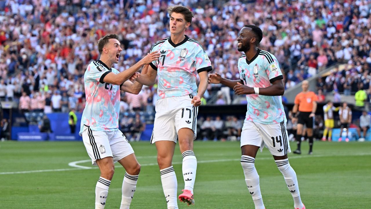 Bélgica goleia EUA e avança às quartas da Copa