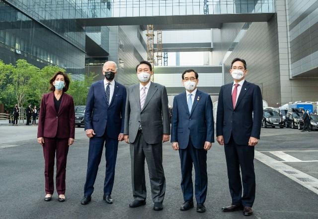 Biden com presidente sul coreano e empresários