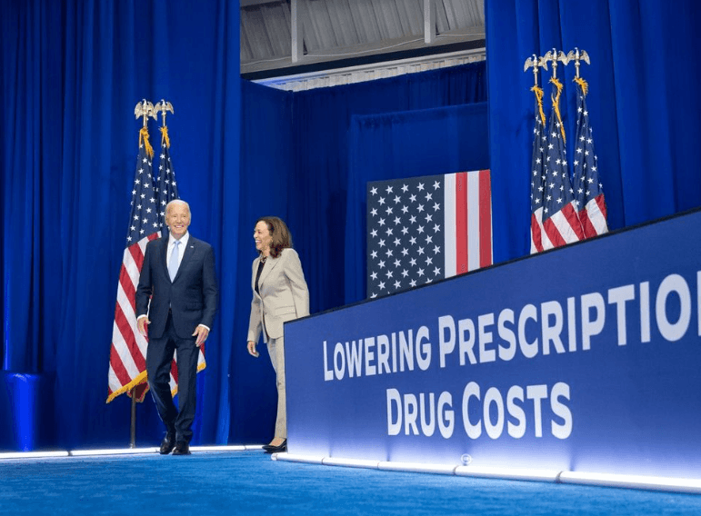 Em um gesto inesperado, Kamala Harris subiu ao palco para agradecer Biden antes de seu próprio discurso | Reprodução / Redes Sociais