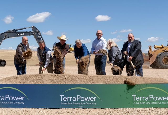 Bill Gates no lançamento da pedra fundamental da usina nuclear de Wyonming, nos Estados Unidos | Divulgação/TerraPower