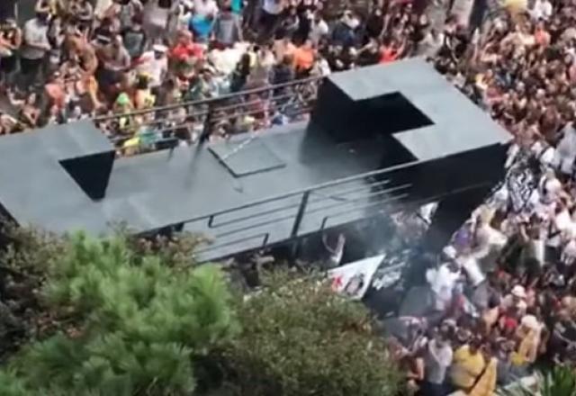 Bloco de carnaval com multidão