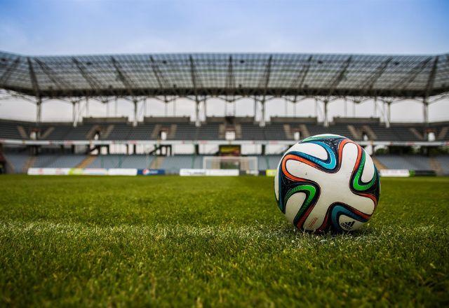 Bola de futebol em campo