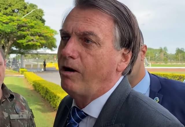 Bolsonaro cita nova onda da covid, mas descarta fechar aeroportos Bolsonaro cita nova onda da covid, mas descarta fechar aeroportos