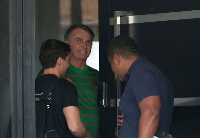 Bolsonaro aparece na porta de sua casa, onde cumpre prisão domiciliar, em Brasília | 21/11/2025/Reuters/Mateus Bonomi