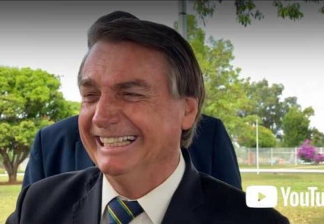 "É direito tomar ou não vacina", diz Bolsonaro a apoiadores "É direito tomar ou não vacina", diz Bolsonaro a apoiadores