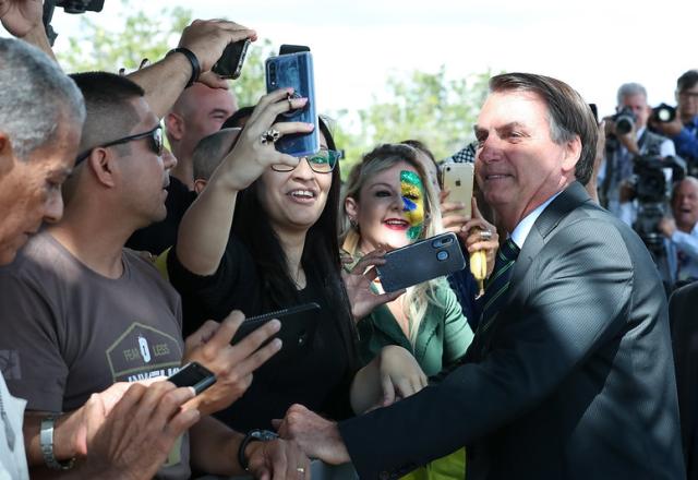 Bolsonaro com apoiadores no cercadinho