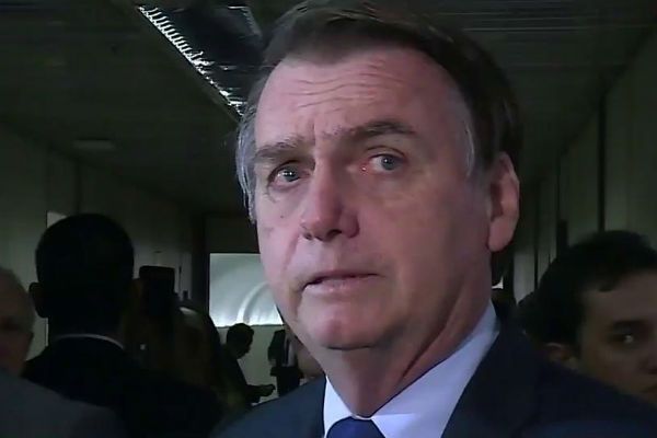 Bolsonaro diz que pode demitir Ricardo Vélez na próxima semana Bolsonaro diz que pode demitir Ricardo Vélez na próxima semana