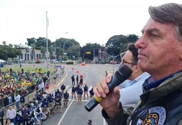Bolsonaro volta a citar falso estudo do TCU e chama Doria de "ditador"