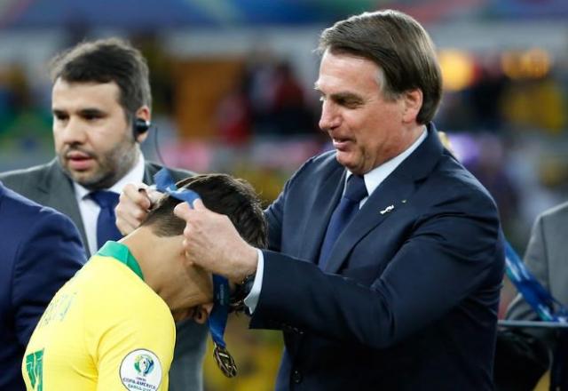 Bolsonaro diz que Copa América será disputada em três estados e no DF Bolsonaro diz que Copa América será disputada em três estados e no DF